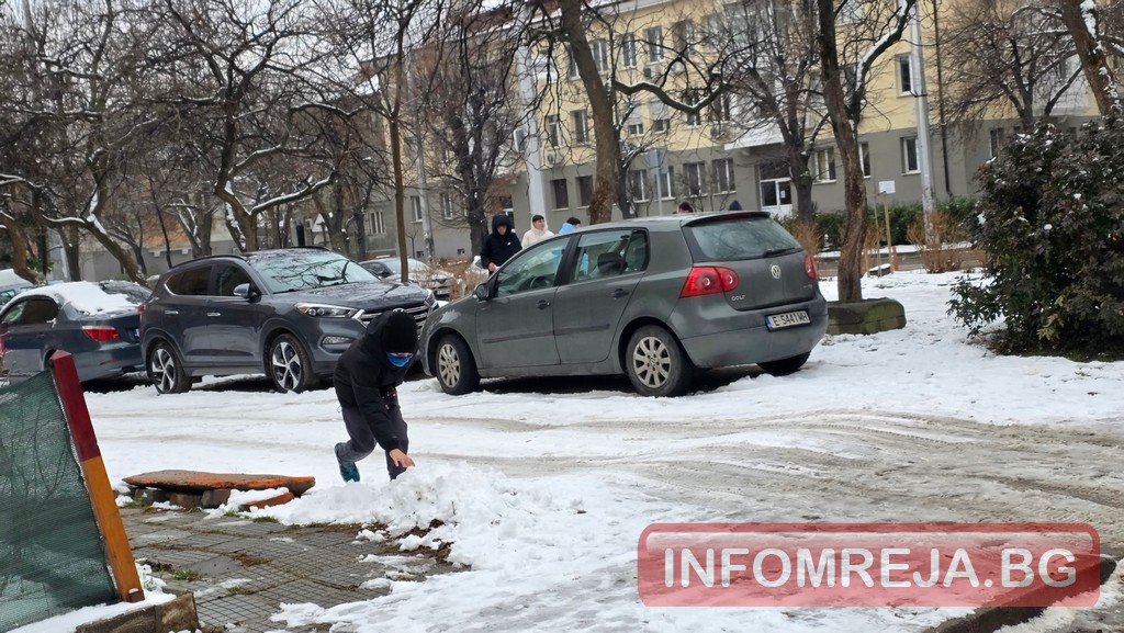 Опасна игра! Деца целят градските автобуси с топки в Благоевград Опасна игра! Деца целят градските автобуси с топки в Благоевград - Инфомрежа