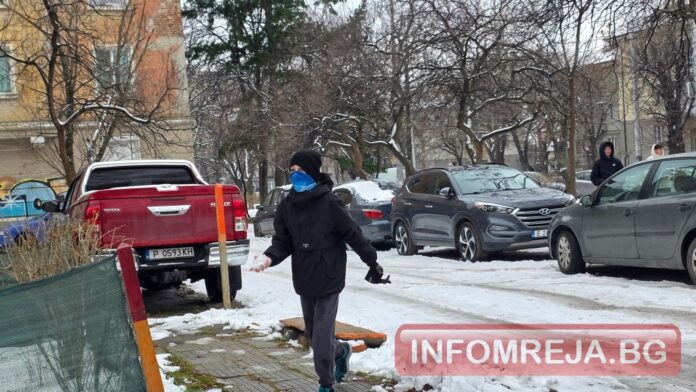 Опасна игра! Деца целят градските автобуси с топки в Благоевград