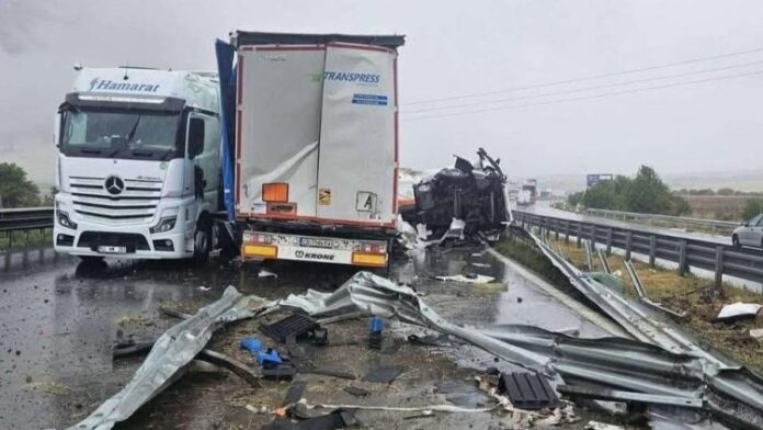 Шофьор на камион загина край Видин, кола и три ТИР-а се удариха