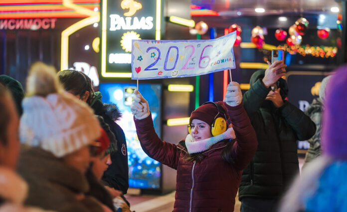 Без фойерверки, но с много музика: Стотици посрещнаха 2026-а под открито небе в Благоевград