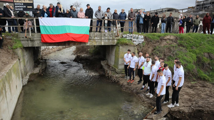 15-годишно момче хвана богоявленския кръст в Илинденци, 24-годишен младеж – в Струмяни