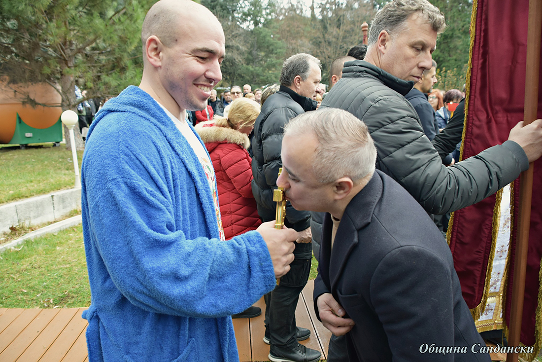 Мъжко хоро на Богоявление в Сандански! Светинята от езерото в парк „Свети Врач“ извади Лазар Джаков Мъжко хоро на Богоявление в Сандански! Светинята от езерото в парк „Свети Врач“ извади Лазар Джаков - Инфомрежа