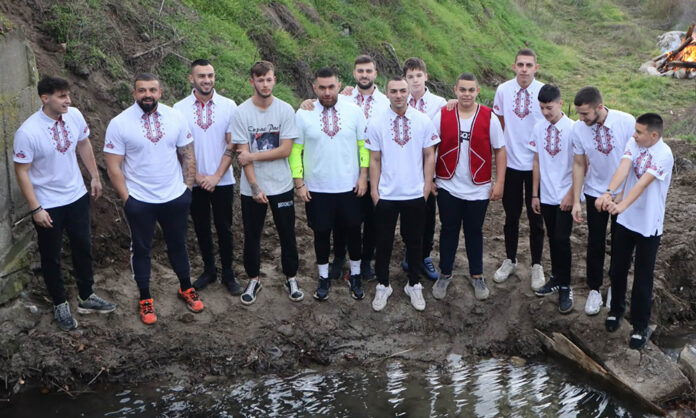 Над 1000 евро дариха младежите от Струмяни, хвърляли се за кръста на Богоявление