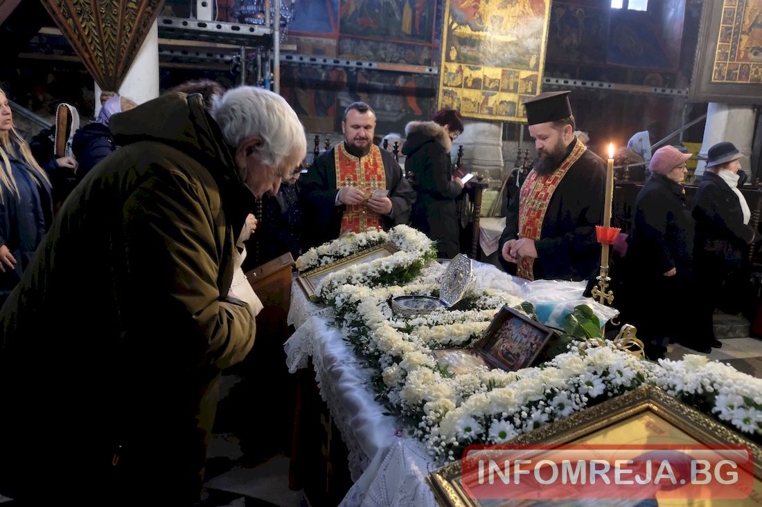 Миряни се прекланят пред светини, донесени от Гърция в Благоевград Миряни се прекланят пред светини, донесени от Гърция в Благоевград - Инфомрежа
