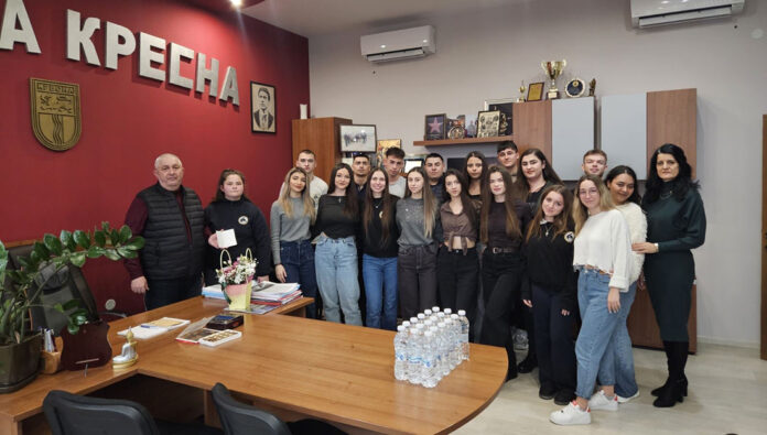 Абитуриетните от Випуск 2026 в Кресна поканиха кмета на своя бал, той им подари екскурзия