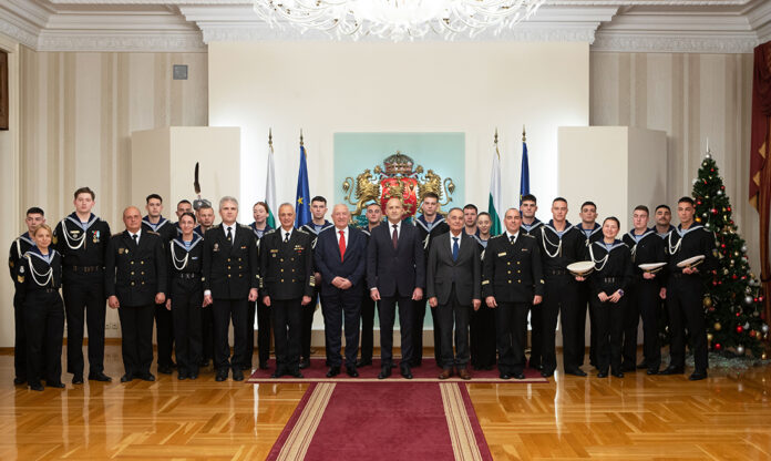 Президентът отличи трима военноморски офицери с почетния знак на държавния глава 