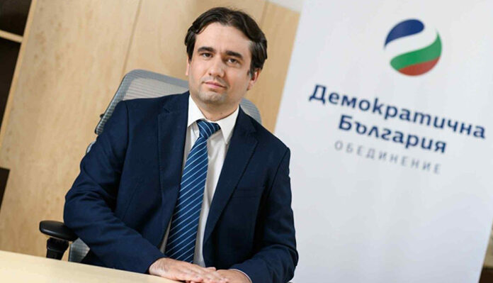 Божанов: Пътуванията на Пеевски и Атанасова крият политически и юридически рискове