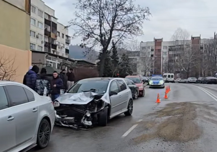 Шофьор звънна на 112, помел паркирани коли в Благоевград