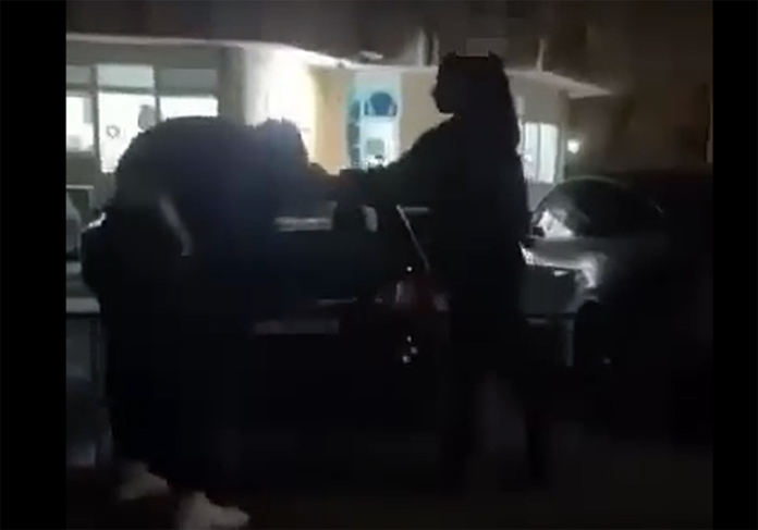 Отново! Момиче от Благоевград бие друго, жена ги разтървава