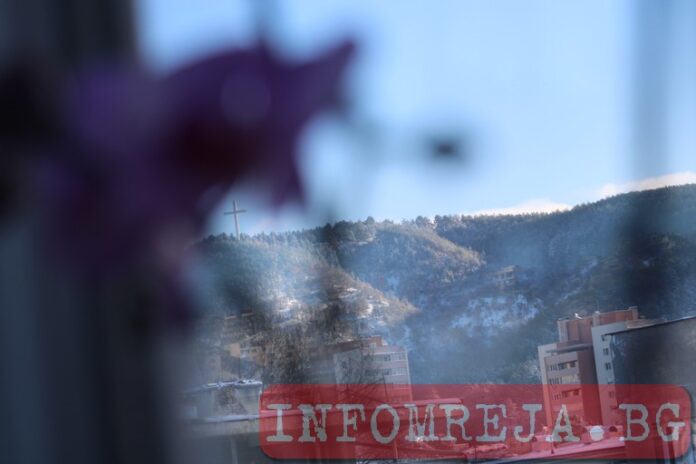 Облаци, валежи и повишение на температурите в събота