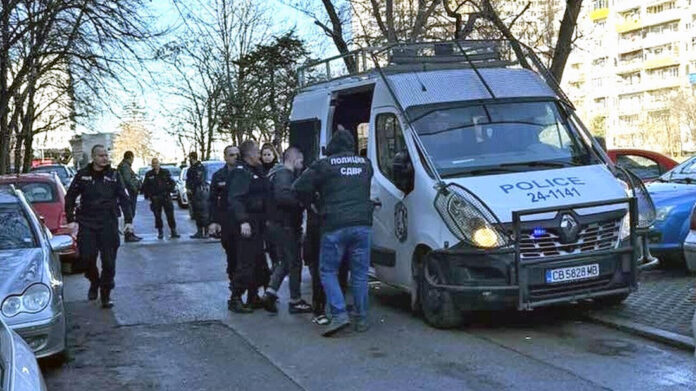 СДВР задържа двама рецидивисти непосредствено след обир в квартал „Младост“