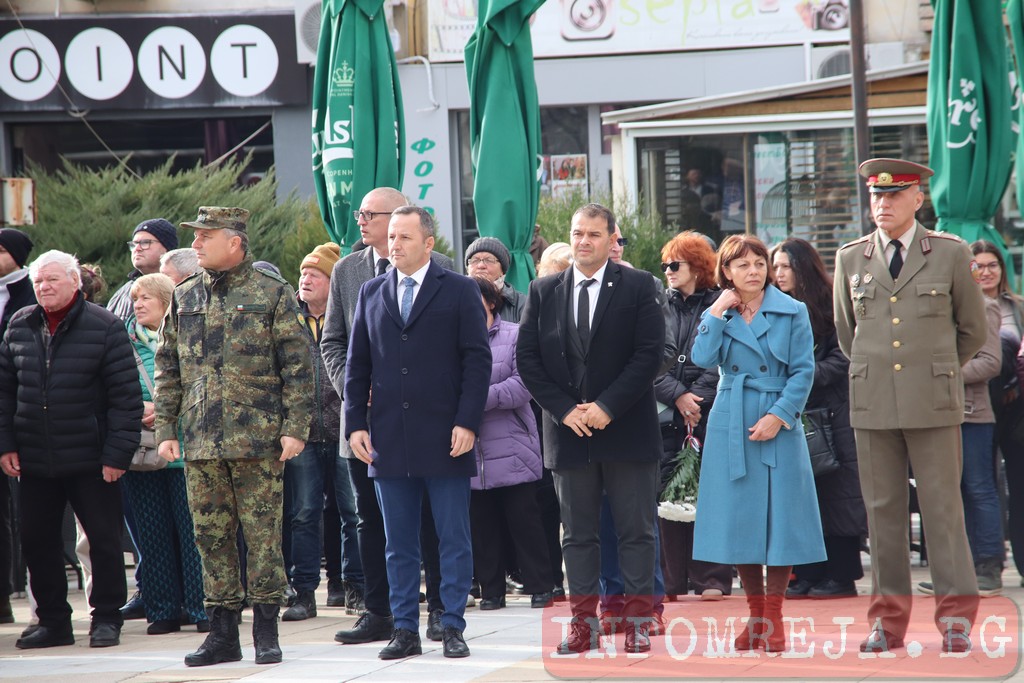 Бойните знамена в Благоевград са осветени, Иван спаси кръста на Йордановден Бойните знамена в Благоевград са осветени, Иван спаси кръста на Йордановден - Инфомрежа