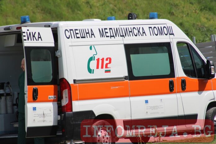 Шофьор удари две коли край Места, със счупена ръка е