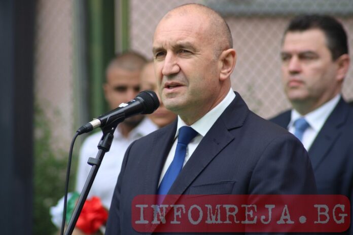 Радев депозира оставката си пред КС, Панова я гледа