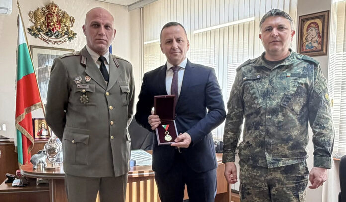 Министърът на отбраната отличи областния управител на Благоевград с юбилеен медал