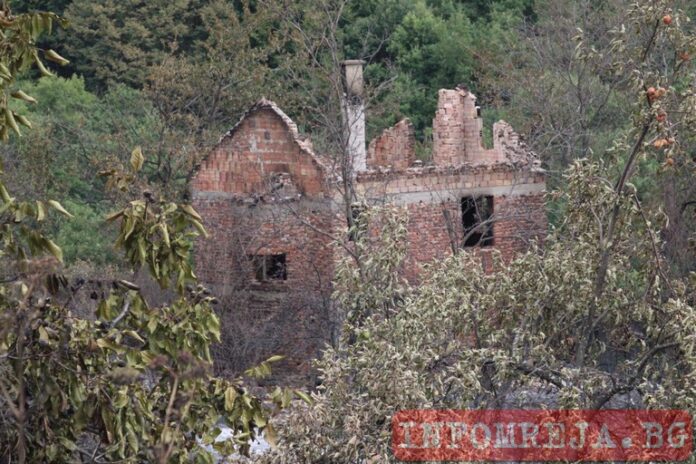 Търсят телата на мъж и жена в изгорелия им дом