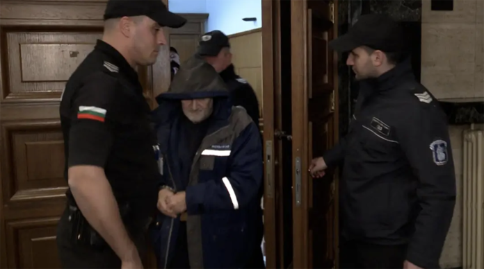 Постоянен арест за бащата и сина, обрали магазин в София с автомат и граната