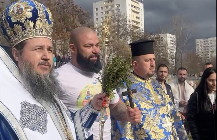 Кюстендил отбеляза Богоявление: Завърналият се от Англия Вилизар Георгиев хвана кръста Кюстендил отбеляза Богоявление: Завърналият се от Англия Вилизар Георгиев хвана кръста - Инфомрежа