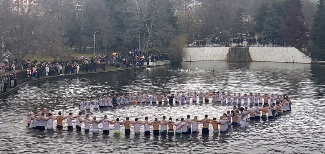 Мъжко хоро на Богоявление в Сандански! Светинята от езерото в парк „Свети Врач“ извади Лазар Джаков Мъжко хоро на Богоявление в Сандански! Светинята от езерото в парк „Свети Врач“ извади Лазар Джаков - Инфомрежа