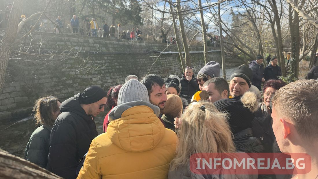 38-годишният Иван Омбашиев хвана богоявленския кръст в Благоевград - Инфомрежа