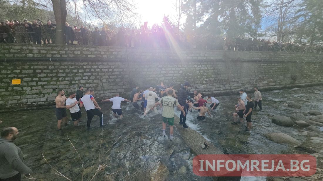 38-годишният Иван Омбашиев хвана богоявленския кръст в Благоевград - Инфомрежа