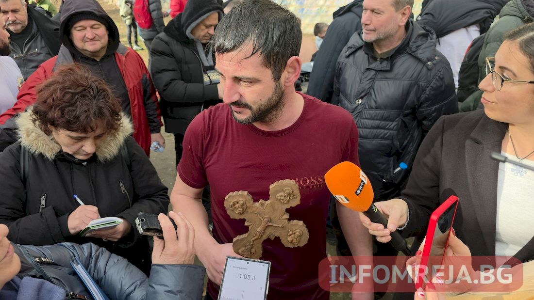 38-годишният Иван Омбашиев хвана богоявленския кръст в Благоевград - Инфомрежа