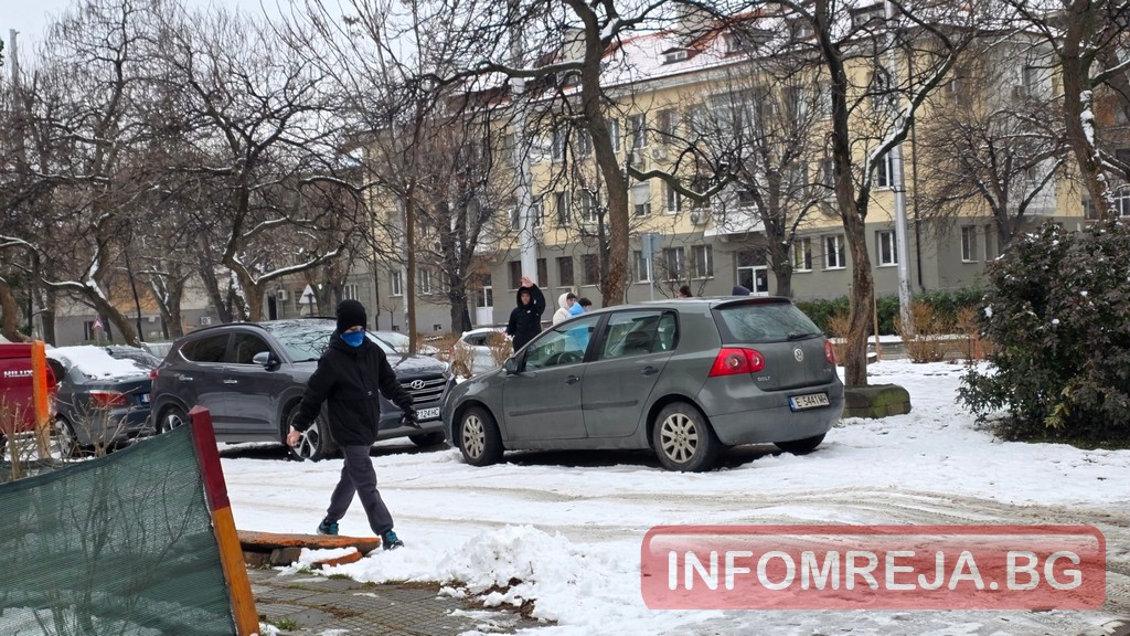 Опасна игра! Деца целят градските автобуси с топки в Благоевград Опасна игра! Деца целят градските автобуси с топки в Благоевград - Инфомрежа