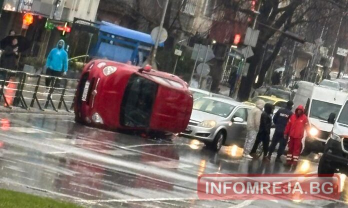 Кола се обърна на булевард в Благоевград