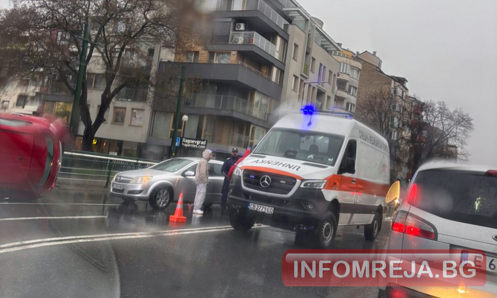 Кола се обърна на булевард в Благоевград Кола се обърна на булевард в Благоевград - Инфомрежа