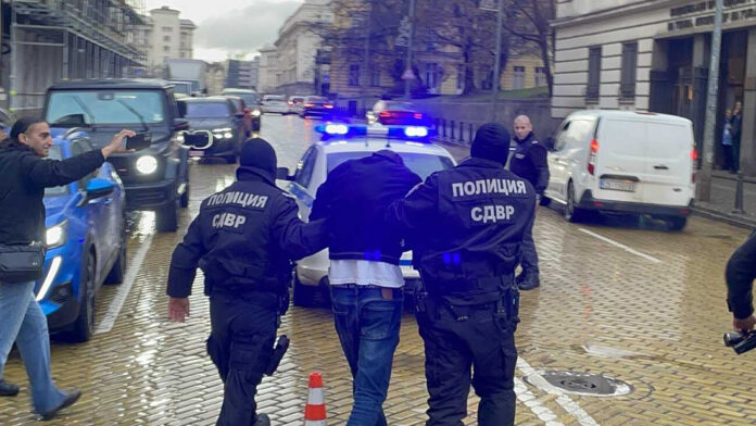 СДВР разкри автокражба за часове: 22-годишен рецидивист е задържан зад волана
