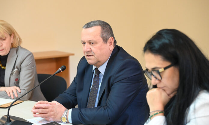 Министър Адемов започва обиколка из страната