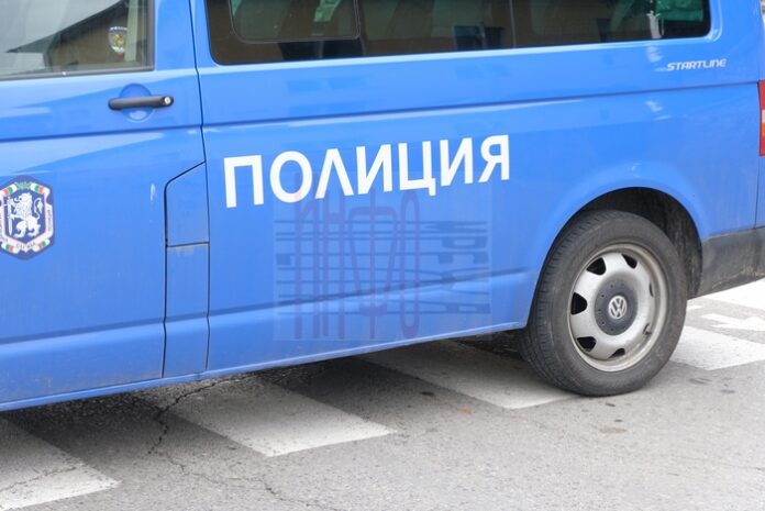 Спипаха 46-годишен при опит за кражба от кола пред училище в Дупница