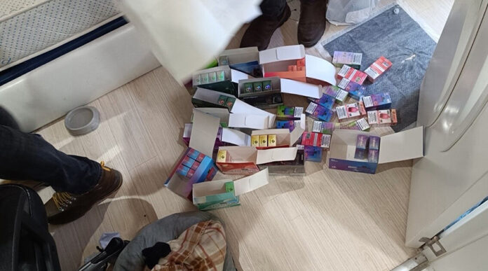 Столични полицаи арестуваха дилър, продавал нелегални вейпове на ученици