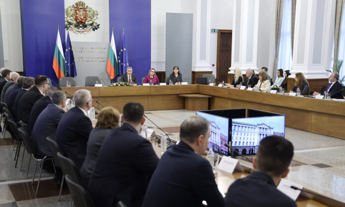 Гюров събра новите областни управители, иска от тях честни избори