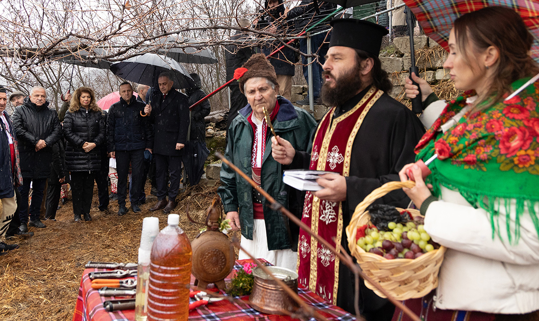 Йотова призова за край на „политическото опиянение“ на празника на виното в Делчево Йотова призова за край на „политическото опиянение“ на празника на виното в Делчево - Инфомрежа