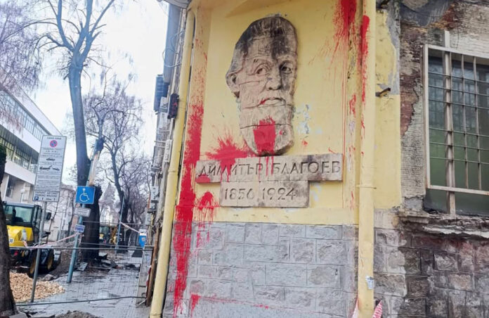 Лидерът на БСП в Пловдив обяви парична награда за разкриване на вандалите, осквернили паметника на Димитър Благоев 