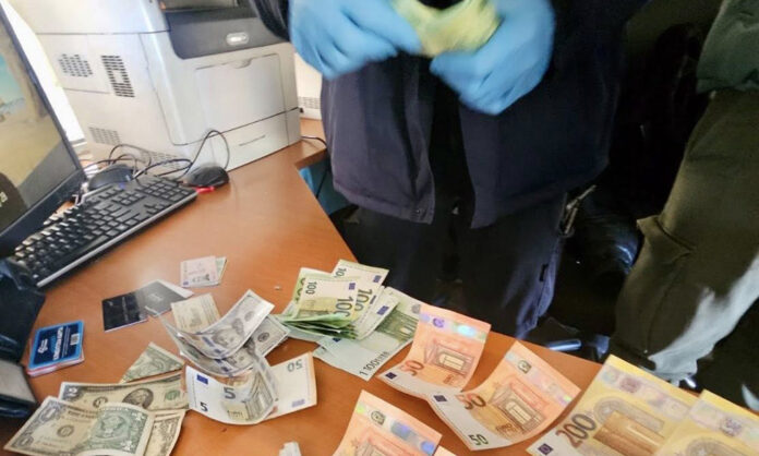 Разкриха канал за внос на фалшиви пари у нас