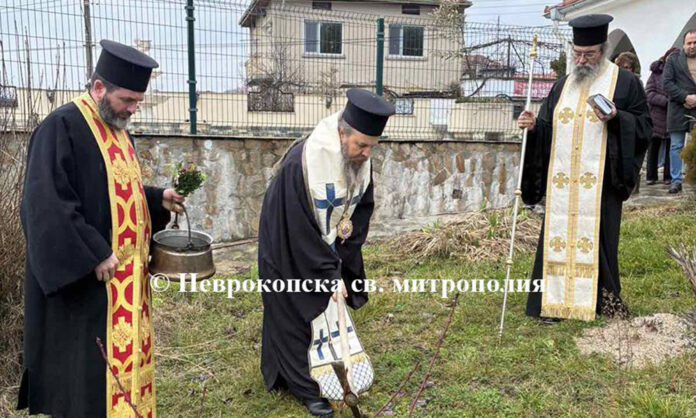 Митрополитът прави първа копка на нов параклис в село Огняново