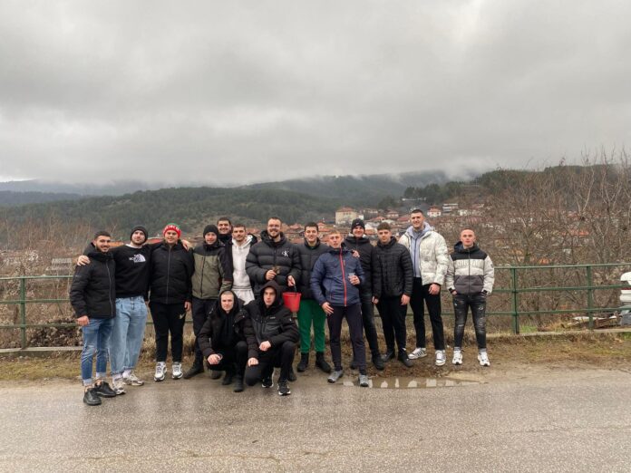 Момчета, хвърлили се за кръста в Добърско, дариха пари в помощ на жена