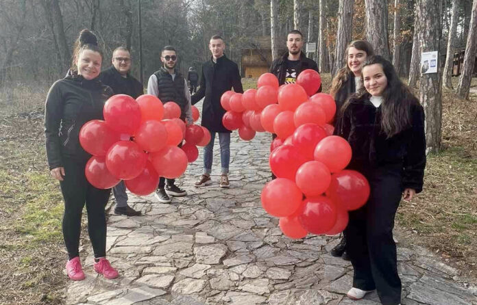 Сърдечни послания и празнична украса изненадаха влюбените двойки в „Хисарлъка“