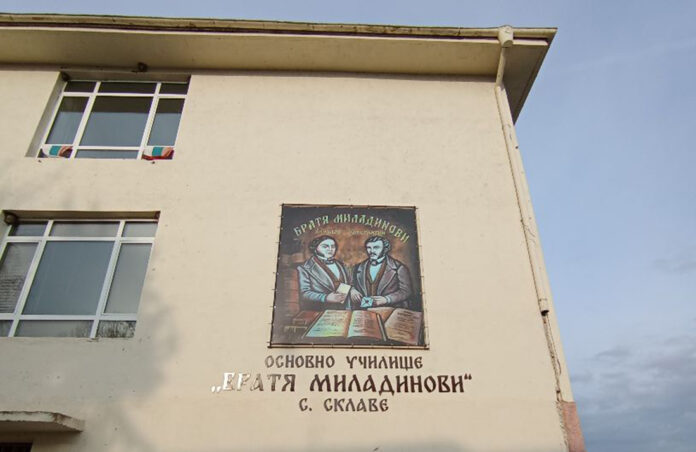 Изграждат нов покрив на училището в село Склаве