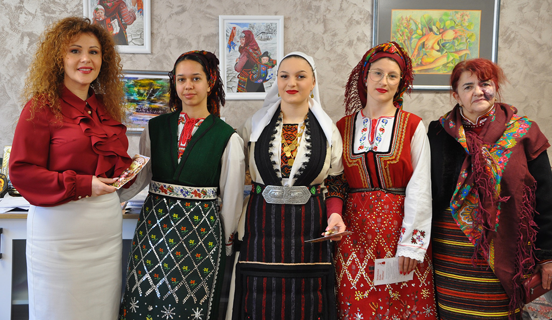 Празнично оживление в Община Разлог: Ученици зарадваха управниците с мартеници и иновативни подаръци Празнично оживление в Община Разлог: Ученици зарадваха управниците с мартеници и иновативни подаръци - Инфомрежа