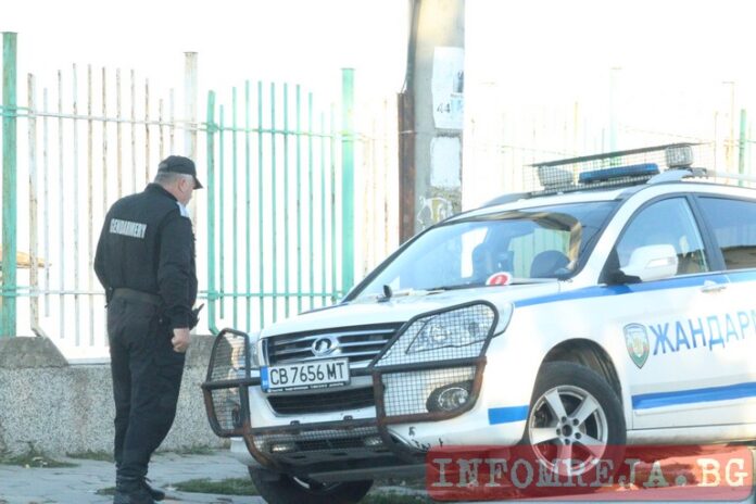 Мъж удари полицай след като закопчали колата му със скоба в Благоевград