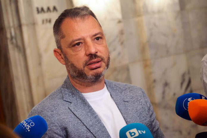 Едно от знаковите остриета на ГЕРБ – Делян Добрев, си тръгва след 17 години в партията
