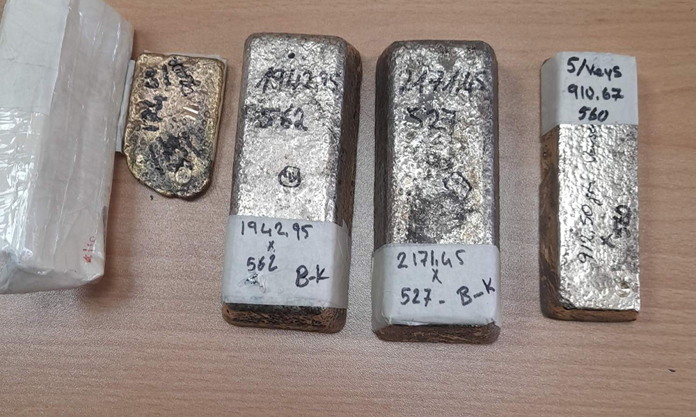 Камион с цветя опита да пренесе през границата ни над 11 кг кокаин и над 5 кг злато Камион с цветя опита да пренесе през границата ни над 11 кг кокаин и над 5 кг злато - Инфомрежа