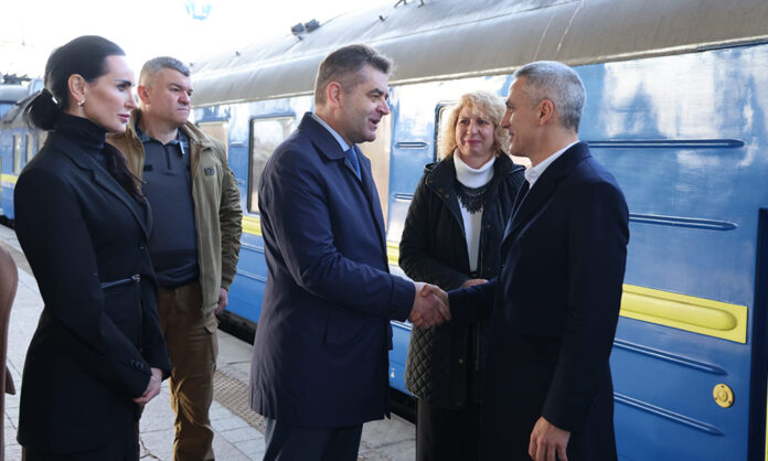 Делегация начело с Гюров пристигна на официално посещение в Киев