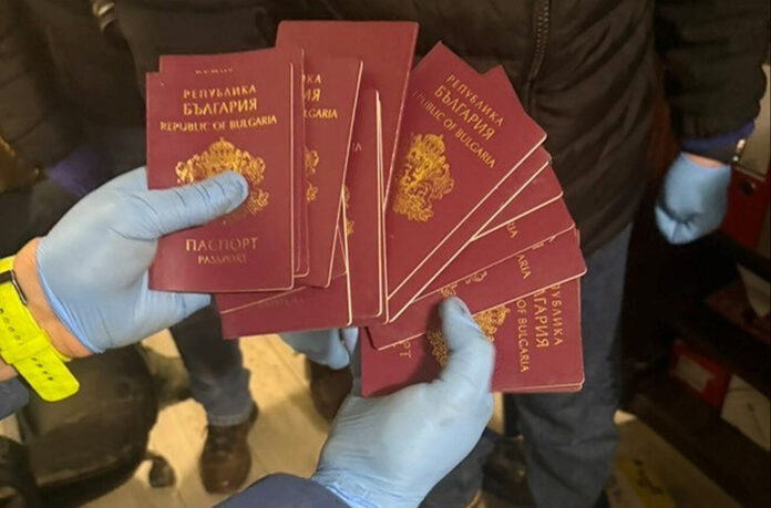 СДВР разкри модерна печатница за фалшви документи и евро, двама са задържани