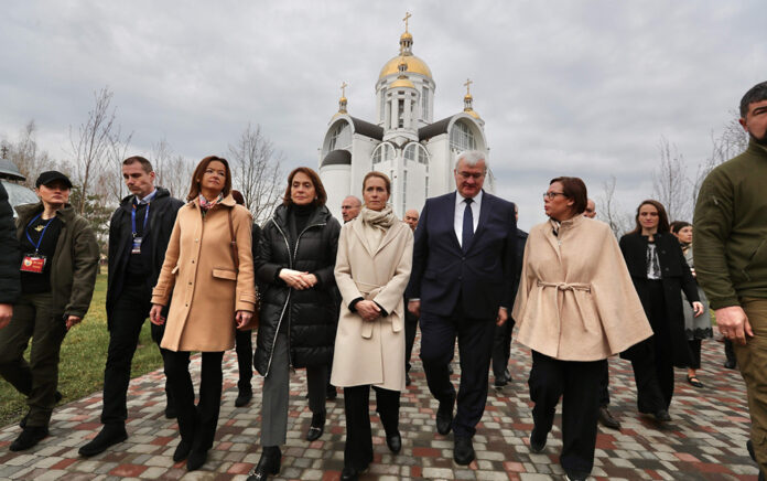 Надежда Нейнски в Буча: Виждаме какво оставя Путин след себе си – убийства, руини и зверства