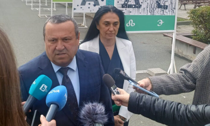 Адемов: Министерството на финансите търси пари за великденски надбавки