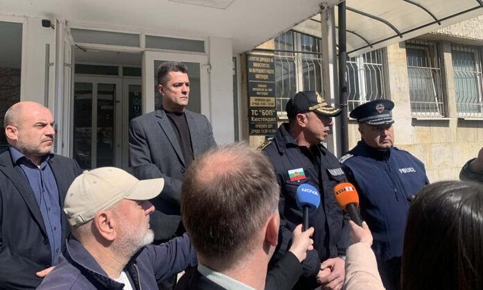 Трима мъже и жена са арестувани в Кюстендилско със списъци с имена и пари